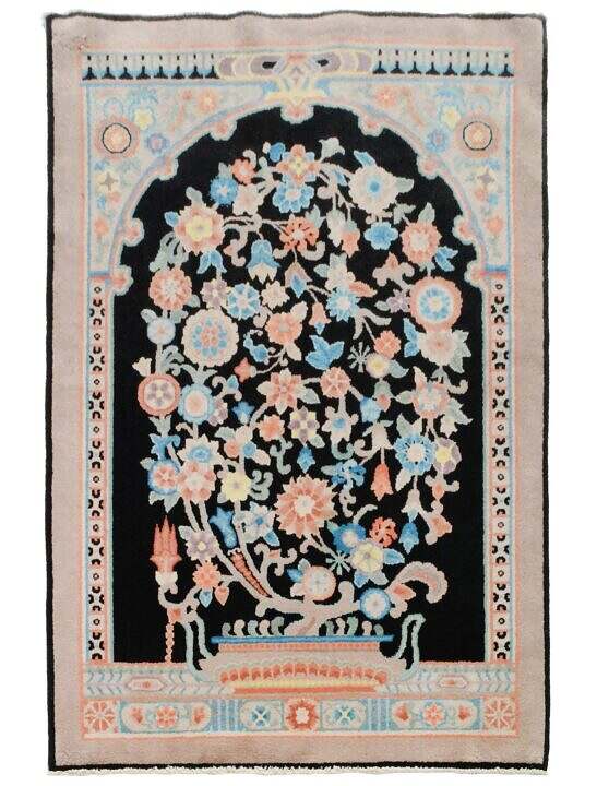 This is a beatiful art deco hand made area rug that measures 4 feet by 6 feet in thousand oaks